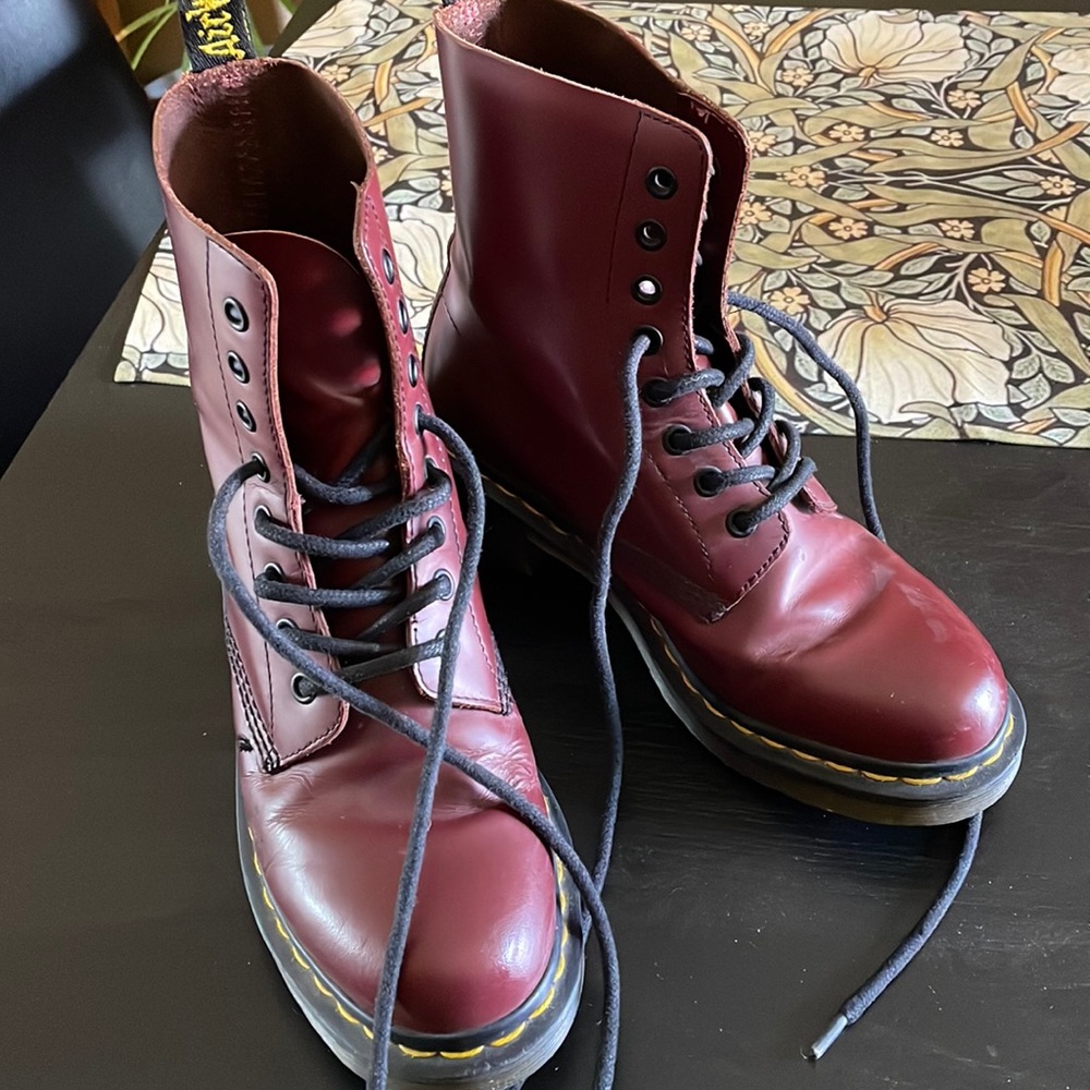 Dr Martins Air Wair women’s  size 7 US color: cherry red